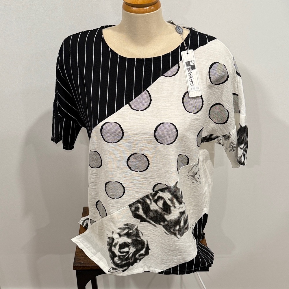 NWT Variations Stylish Black and White Patterned Women's Short Sleeve Top